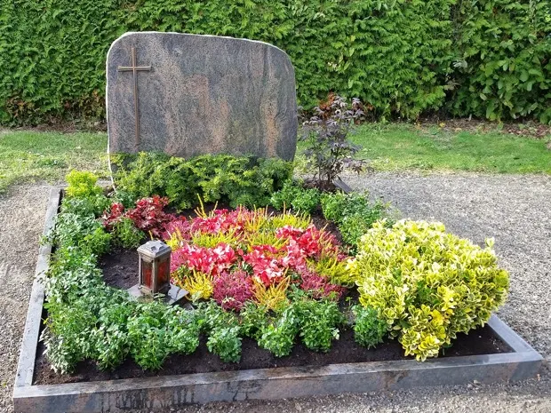 Gepflegtes Grab mit Blumen